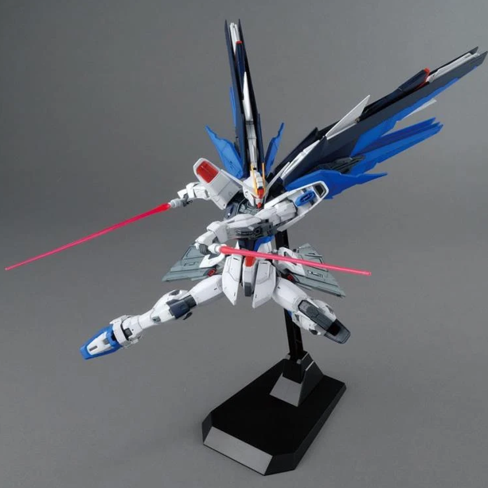 Bandai Spirits: Gundam SEED - Freedom Gundam (Ver. 2.0) MG 1/100 Scale Model Kit