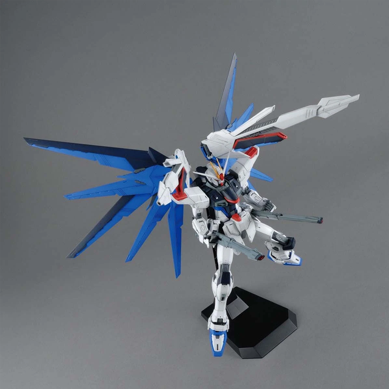 Bandai Spirits: Gundam SEED - Freedom Gundam (Ver. 2.0) MG 1/100 Scale Model Kit